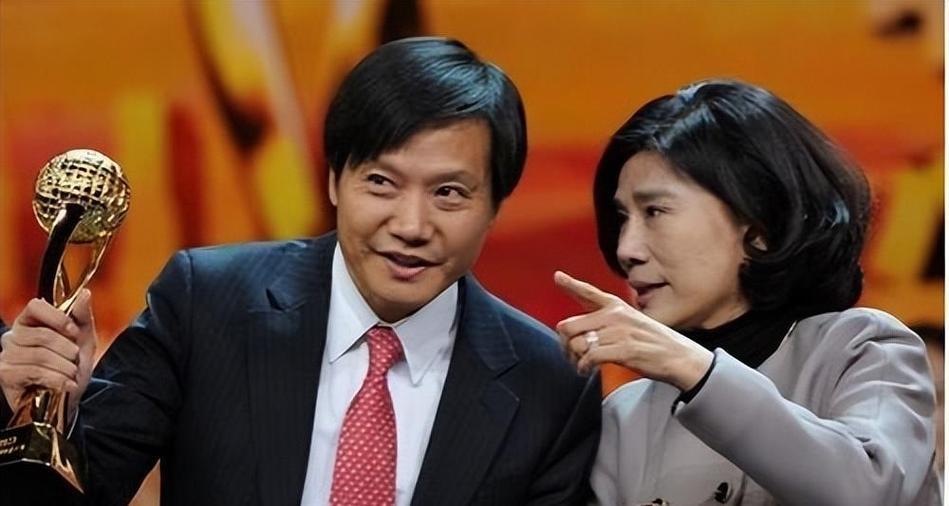 格力和吉利正式结盟了，签约现场董明珠把自家脱谷机当奖品颁给吉利员工，网友直接炸锅