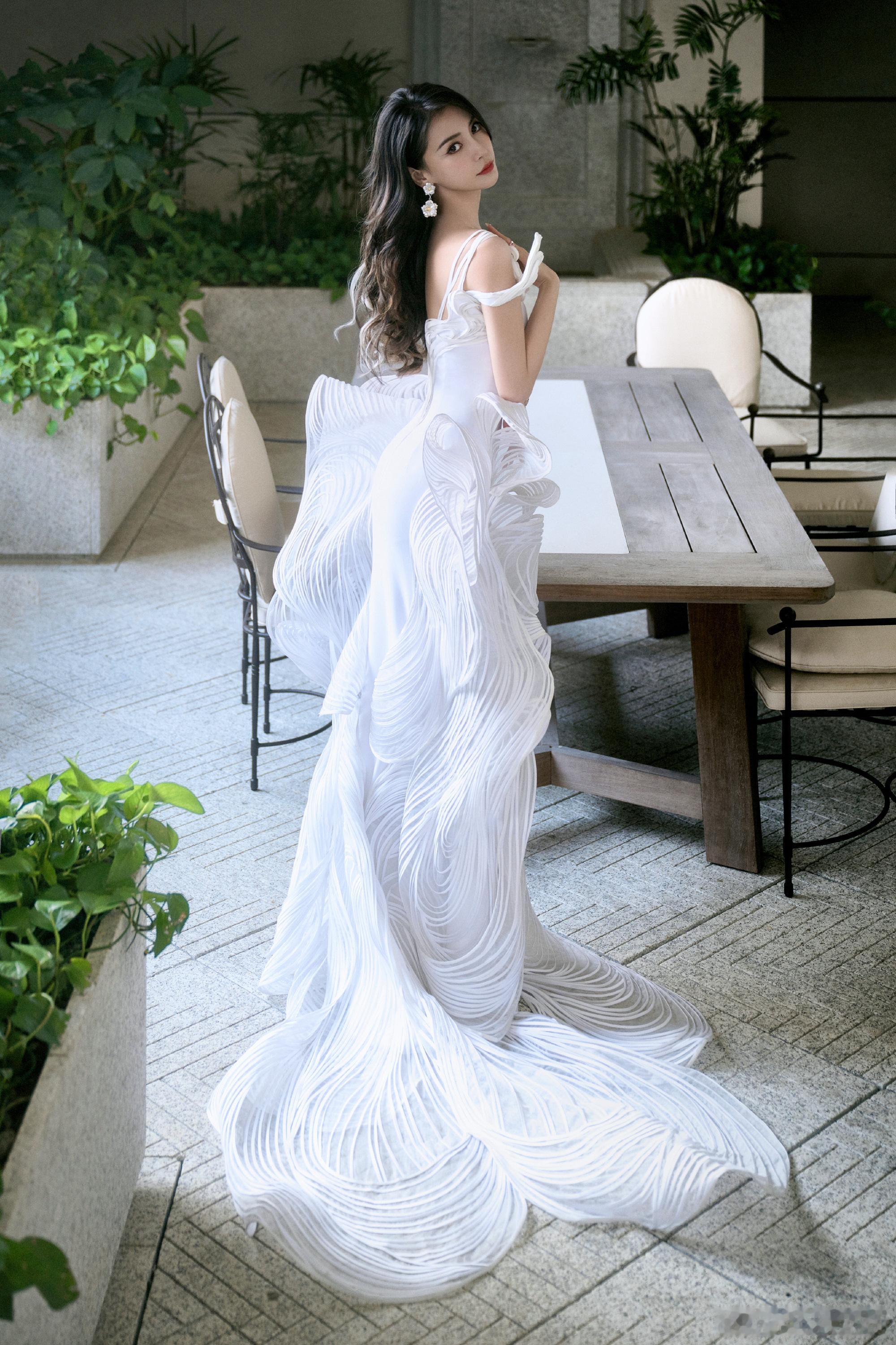 香港电影金像奖，Angelababy今晚造型又美又飒，在像极了童话里的公主！#a