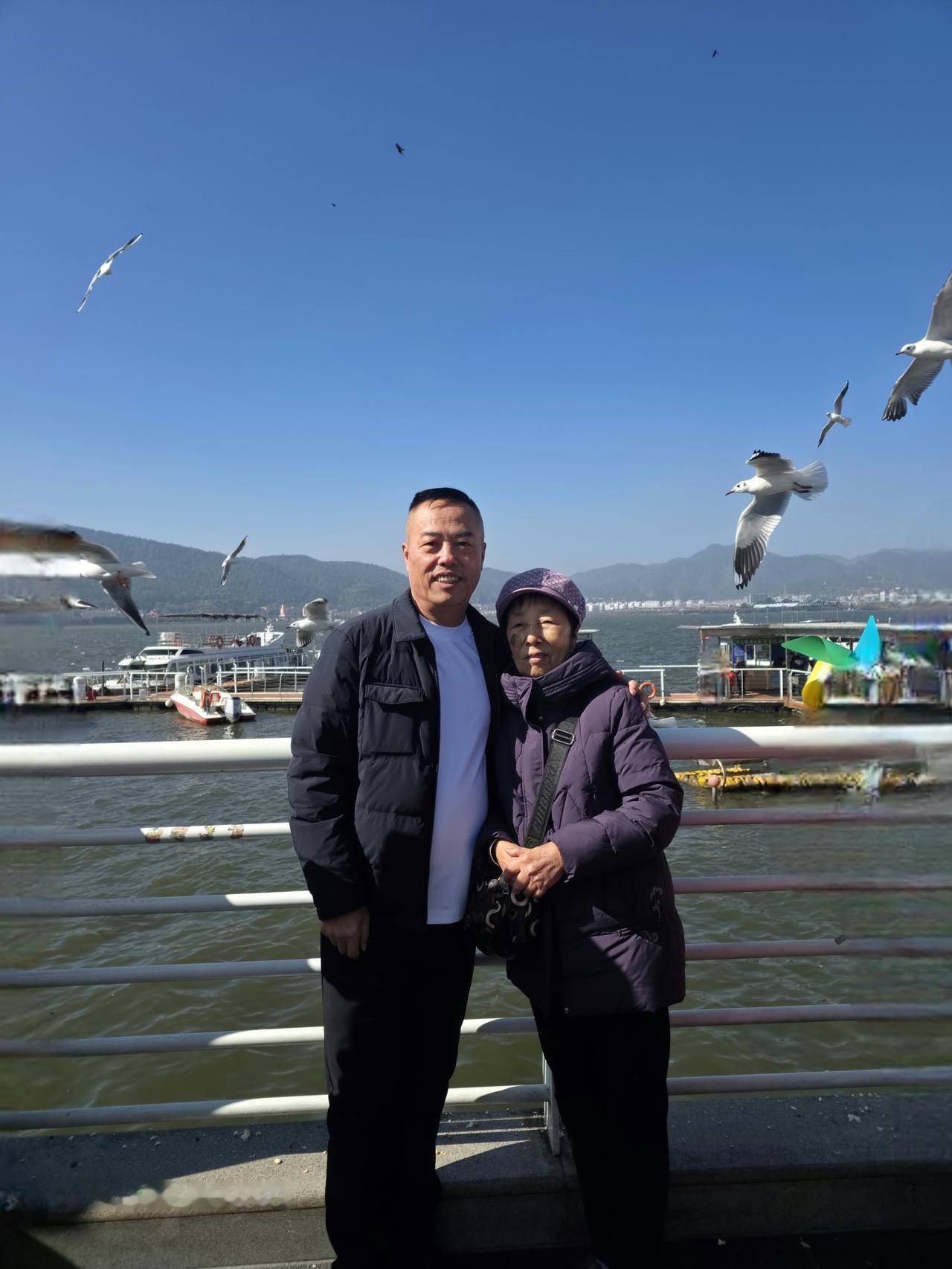 母爱大如天，一生报答不完的只有母爱，陪83岁老妈诳滇池，只要她开心便是晴天。