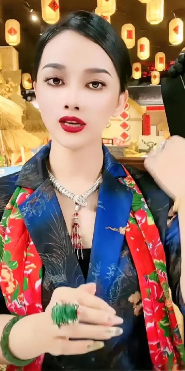 蛋蛋带货不过如此
蛋蛋和倾城雅安娜同点带货，第一个一小时，倾城雅安娜完胜，第二个