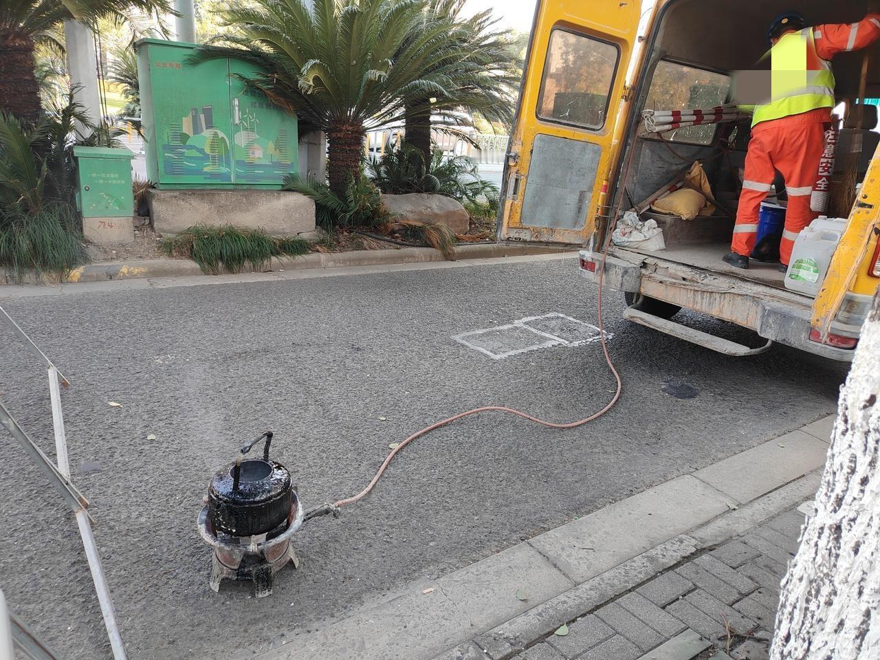 现在沥青铺路、修路，都是自动化与半自动化的。基本上不需要用锄头、铁锹之类的。有各