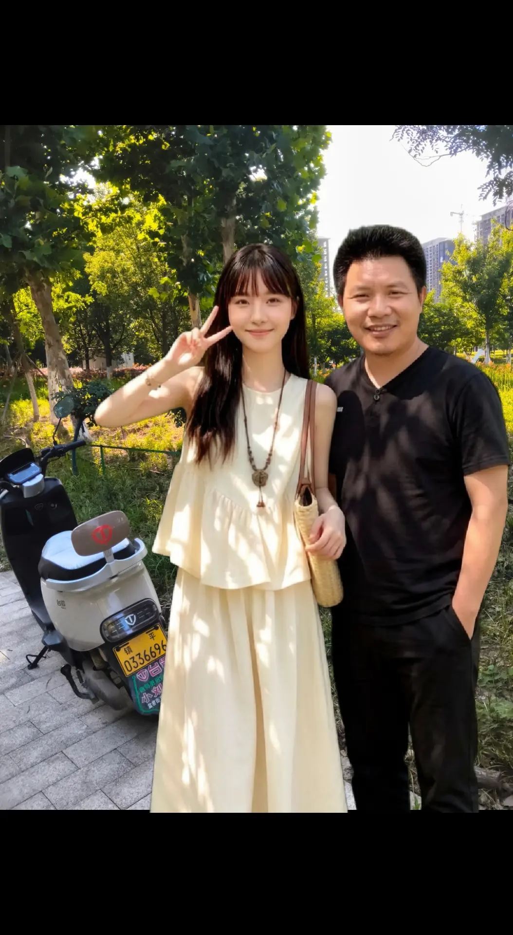 小路 帅哥美女电动车自然风 公园走一走