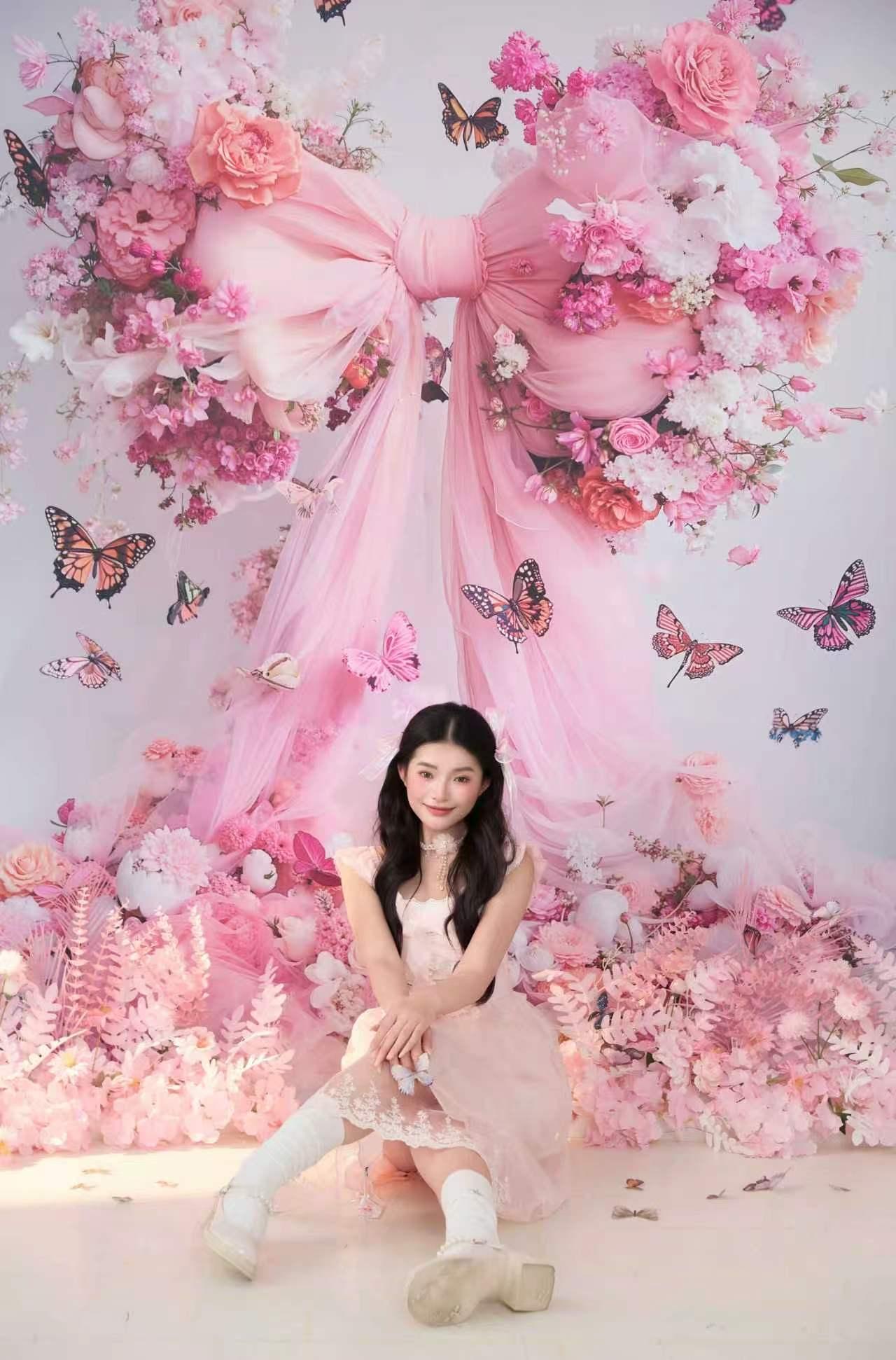 穿过爬满蔷薇的铁门，我遇见了一个粉色鲜花少女。🌷🎀 她坐在花园长椅上，怀里抱