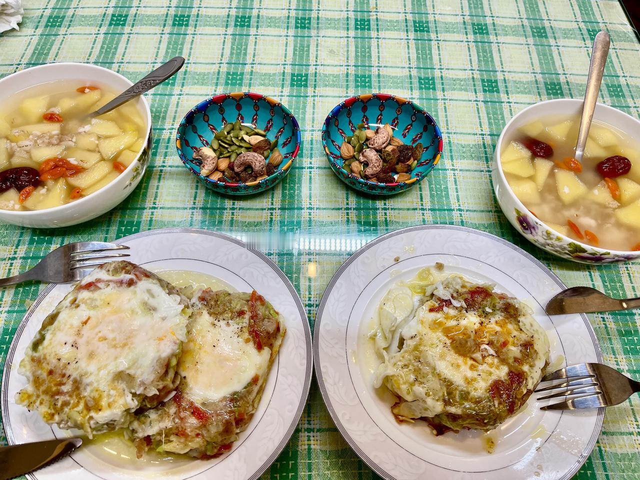 早餐吃什么我都是换着花样吃，但都少不了鸡蛋、麦片、坚果。