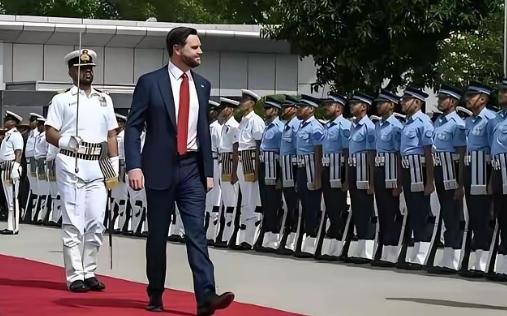 极有可能万斯会当上总统！如果万斯当上总统！对全世界都不是什么好事！因为万斯年轻！