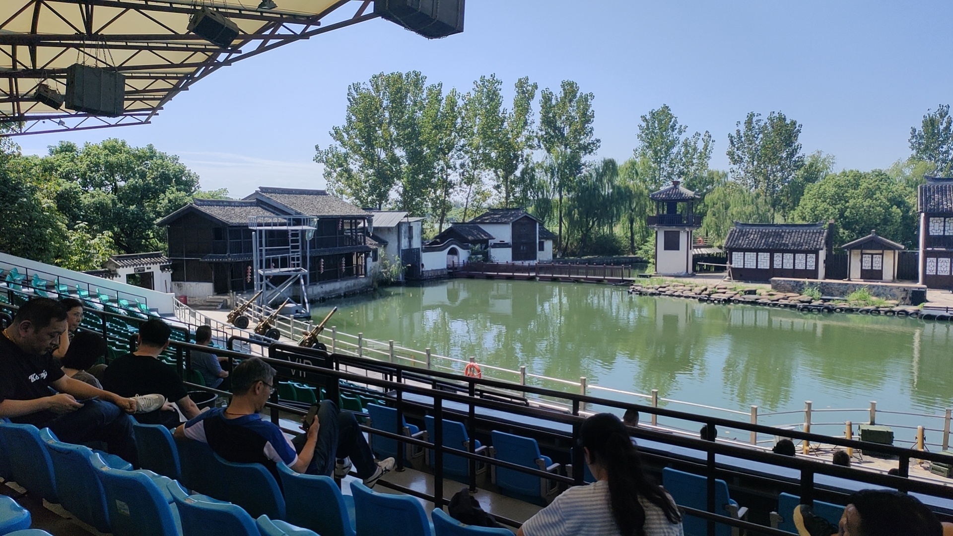 荷塘青翠，古桥流水，白鸽闲步，红花灼灼，江南水乡的静谧与生机尽在眼前。 