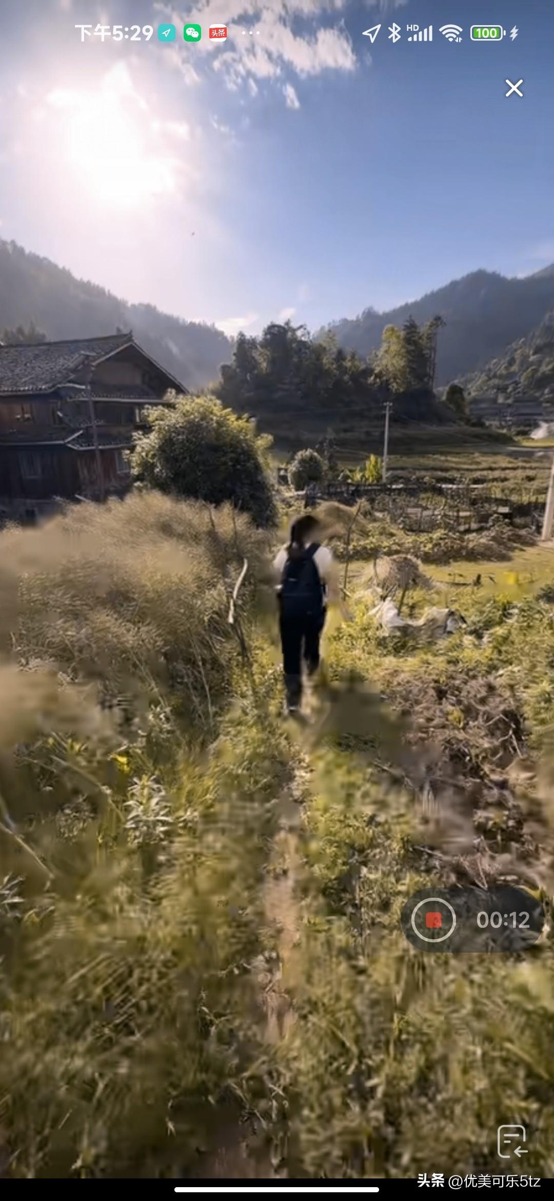 山间小路，漫步在自然中，感受宁静与美好。沿着这山间小路一路前行，脚下的落叶沙沙作