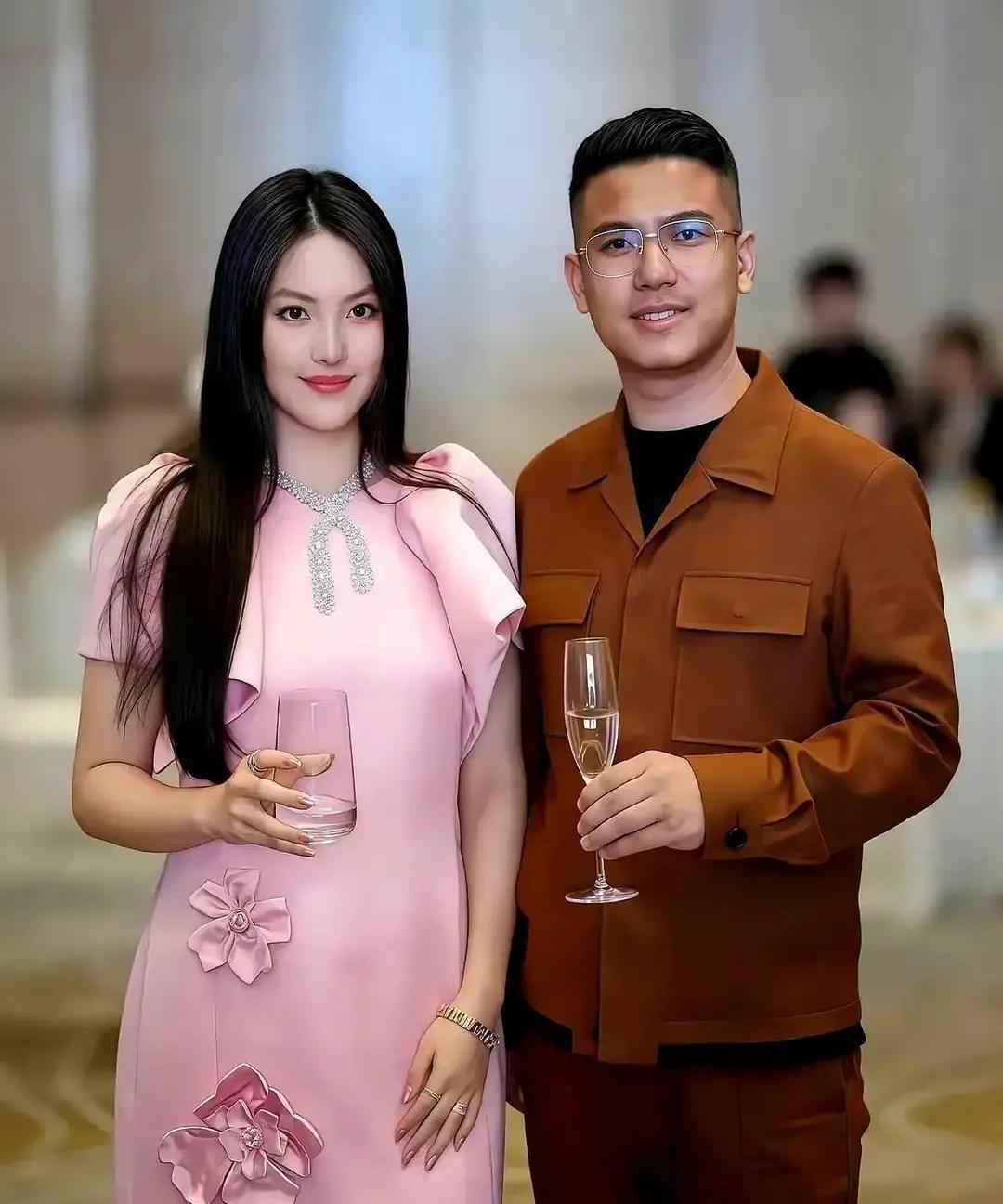 王诗龄穿着粉色礼服出席活动，照片一出直接冲上热搜。
小姑娘小时候圆嘟嘟，现在抽条