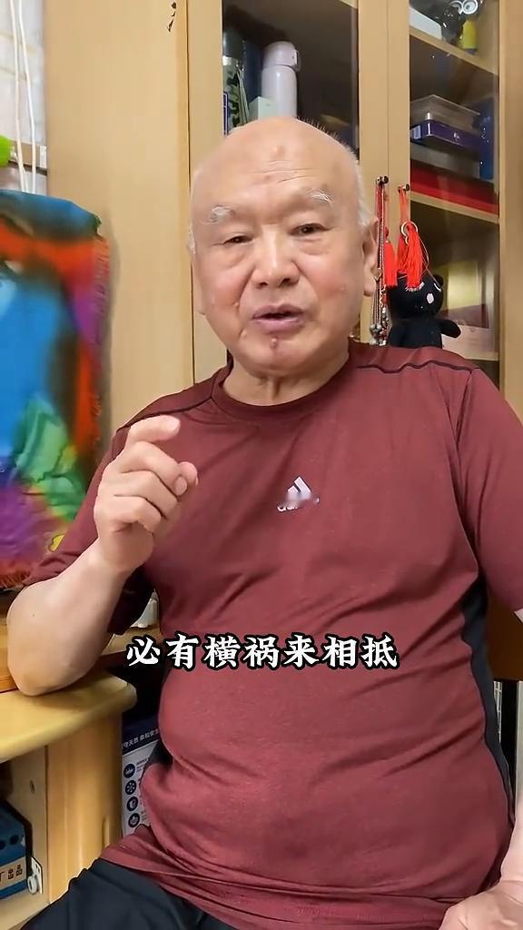 积德修好吃亏是福。
抢家产的最后都家宅不宁，肯吃亏的反而越过越顺。亲人的便宜是这