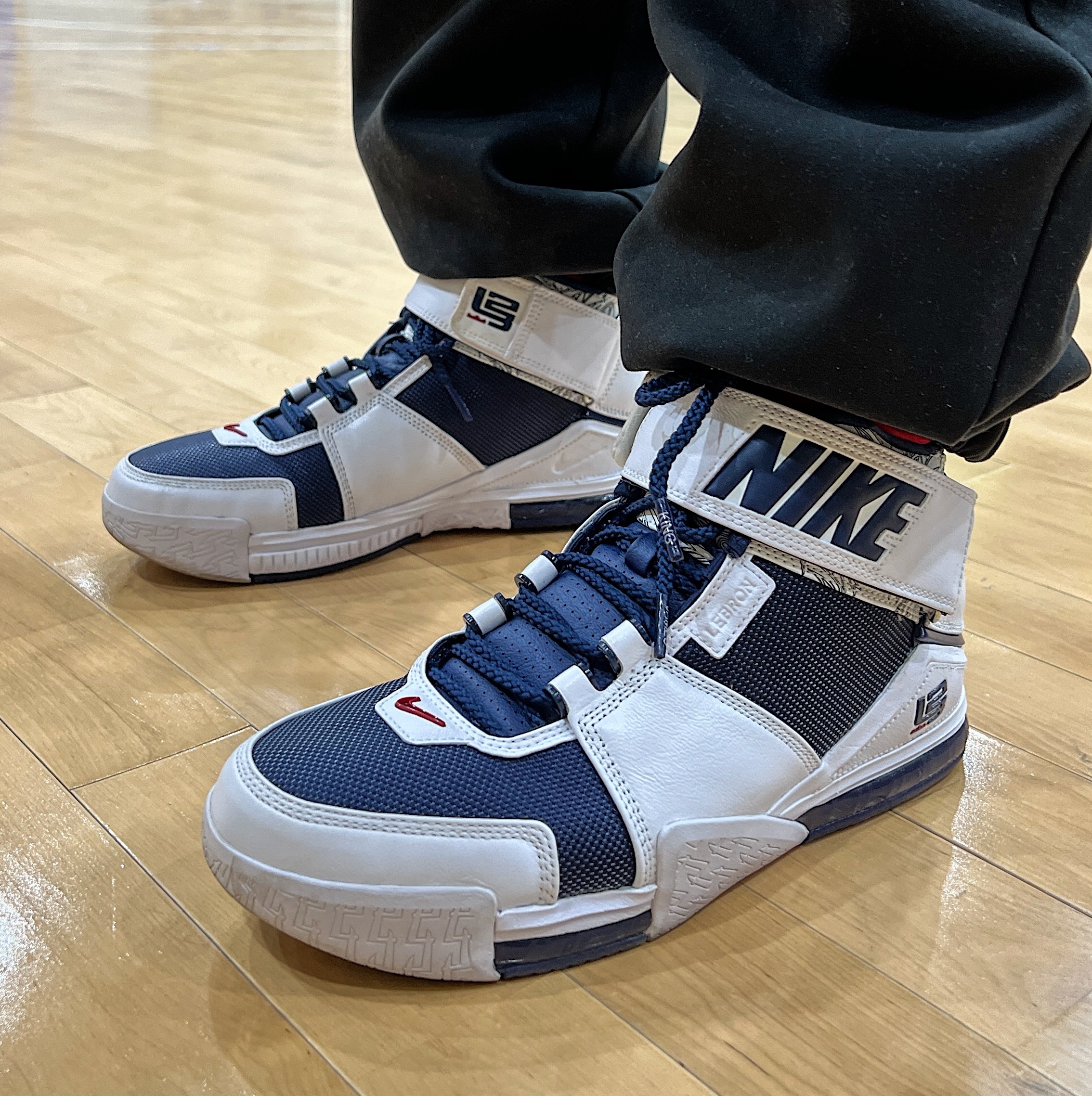 两次球Zoom踩的开开的，据说脚踝绑带不好系，怎么我这个还有富余呢，再套个护踝估