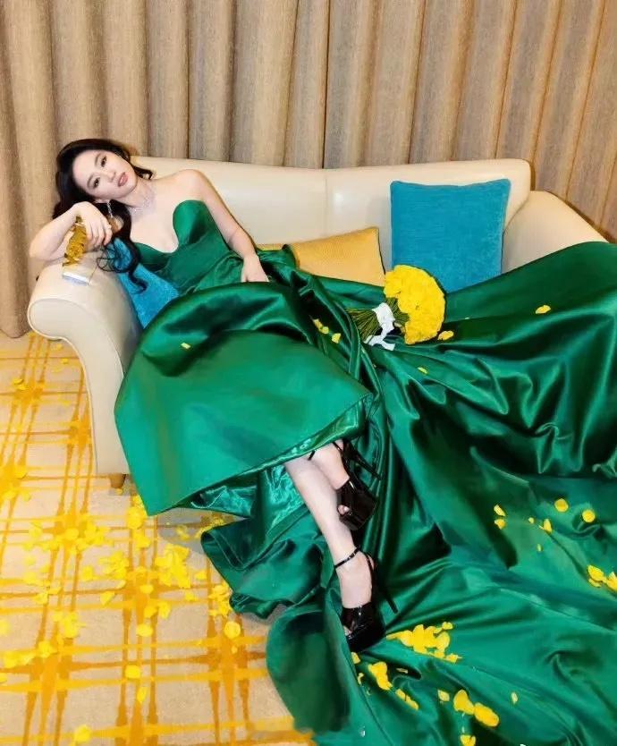 刘亦菲全榜第一 刘亦菲这么讨人喜欢的原因，一是因为她的美貌，她简直成了美的代名词