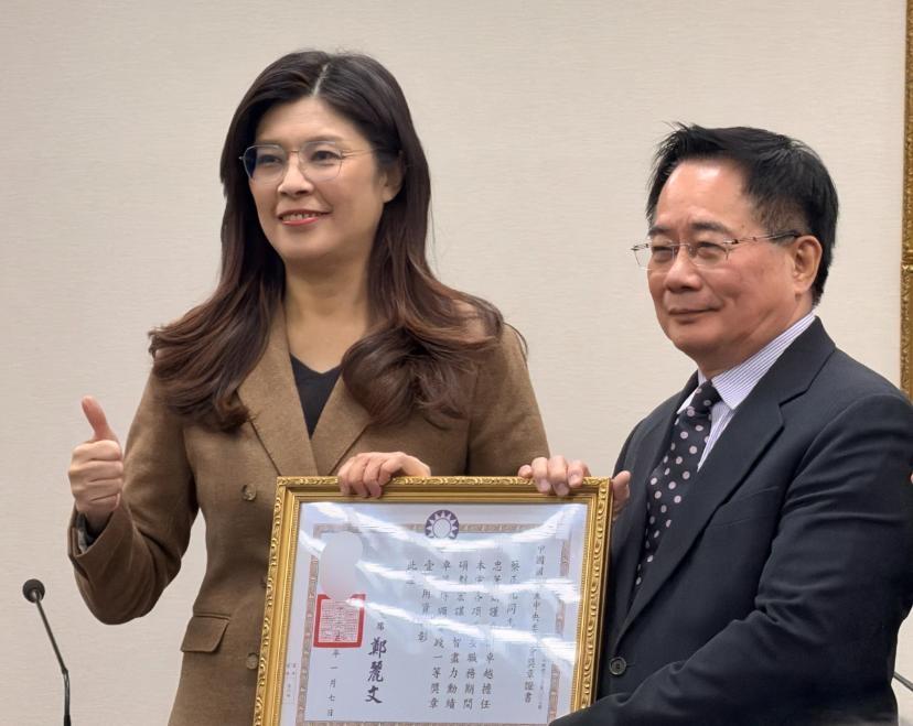 蔡正元获颁国民党最高荣誉奖章 郑丽文：他是“乱世中的勇气与良心” 徐巧芯献花拥抱