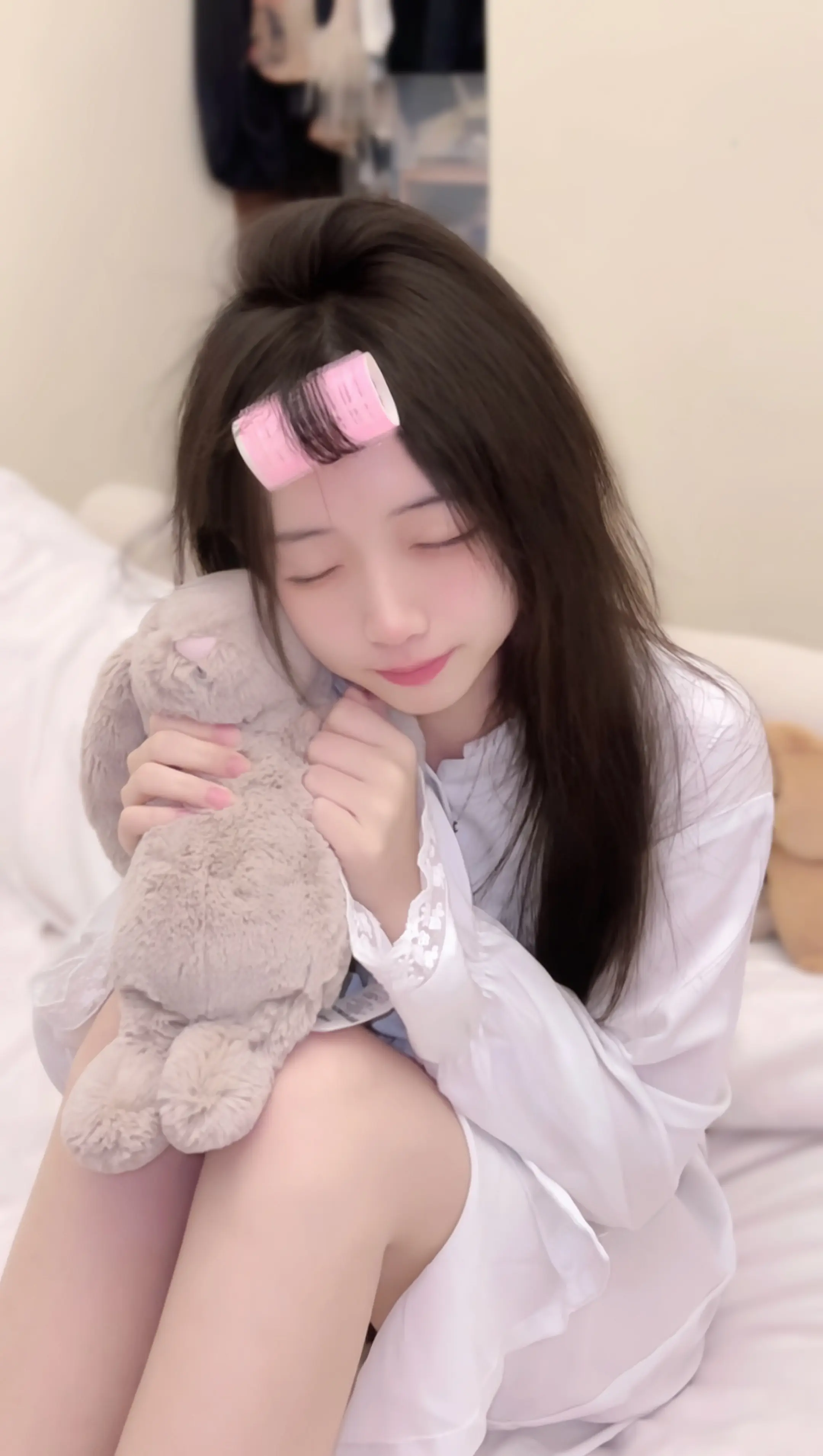如果有 一个能把心思包裹住的拥抱一滴能看见她所有伤痛的眼泪一束鲜花 一...