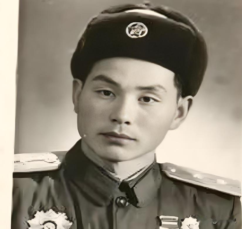 1952年上甘岭，志愿军副班长蔡兴海发明手榴弹新战术，一天打退美军7次冲锋，战后