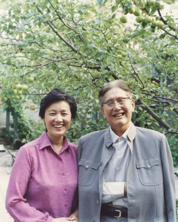 2008年，章含之因病抢救无效去世，正当女儿准备将母亲与乔冠华合葬在一起时，护士