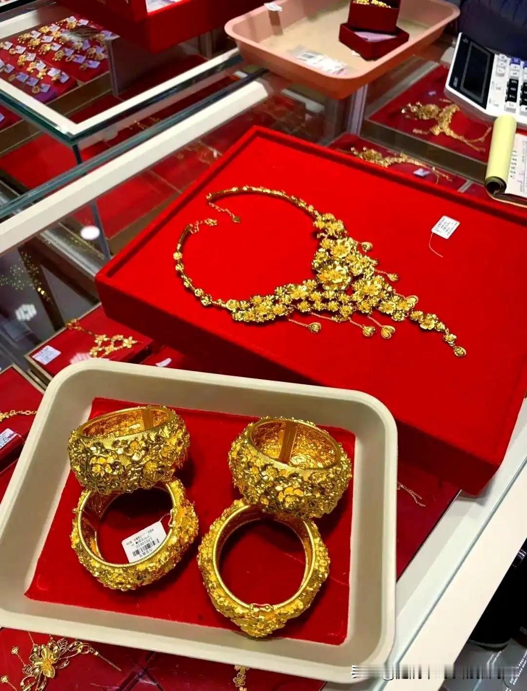 金价你别涨了吧，都影响别人结婚了，原来800多一克，现在飙升到1400多一克，这