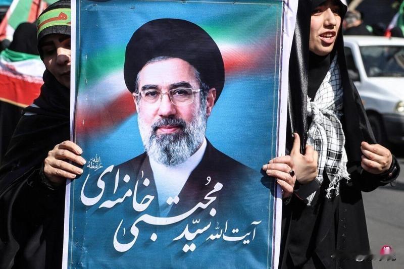 联合早报今天报道：“伊朗新任最高领袖穆杰塔巴上任月余，外界只闻其声，不见其人，揣