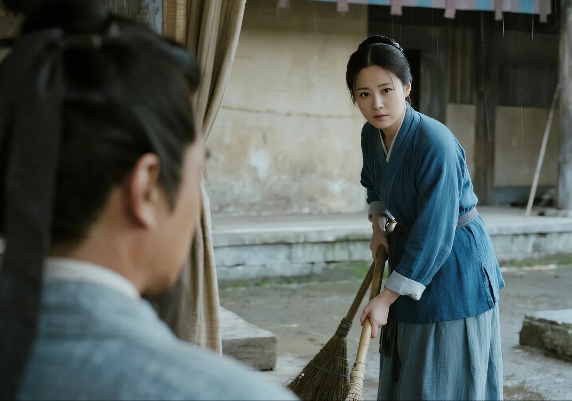 袁天罡躲雨投农家，见女主人扫地只扫屋心，他面色骤变，当场断言：你家三代之中，定会