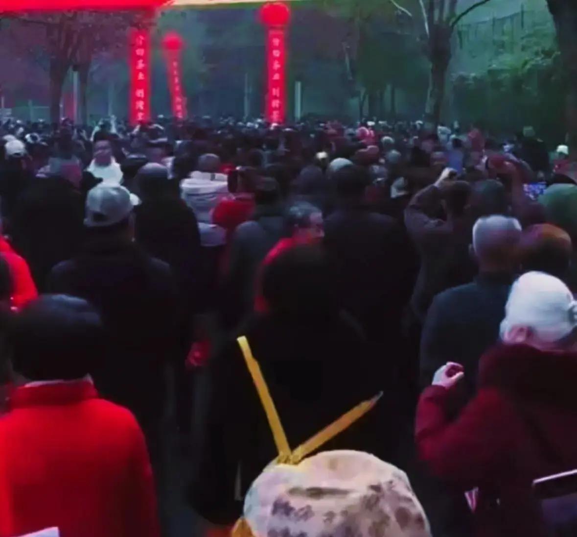 今天早上九点，重庆两江新区蔡家举人坝彻底炸了锅！一场免费刨猪宴把现场挤得水泄不通