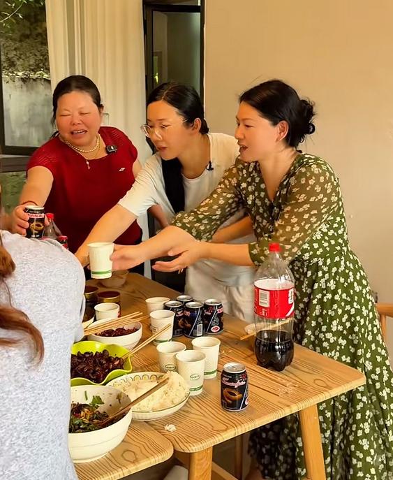 红姐穿的比小凤都好看
小凤一家回深圳了，临走前将一些生活用品全部给了当地村民，细