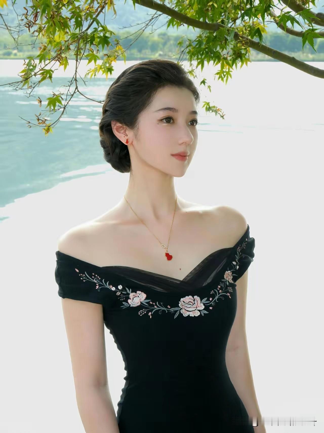 一湖静水，一寸安然。
历经岁月沉淀，内心从容淡然，
不问世事纷扰，静享人间清欢。