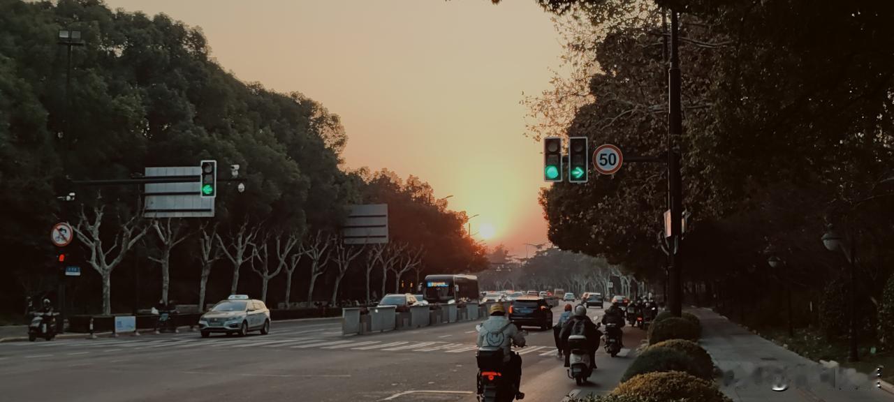今年冬天的不同数据很喜人，精神很振奋，未来很期待，经济快复苏。