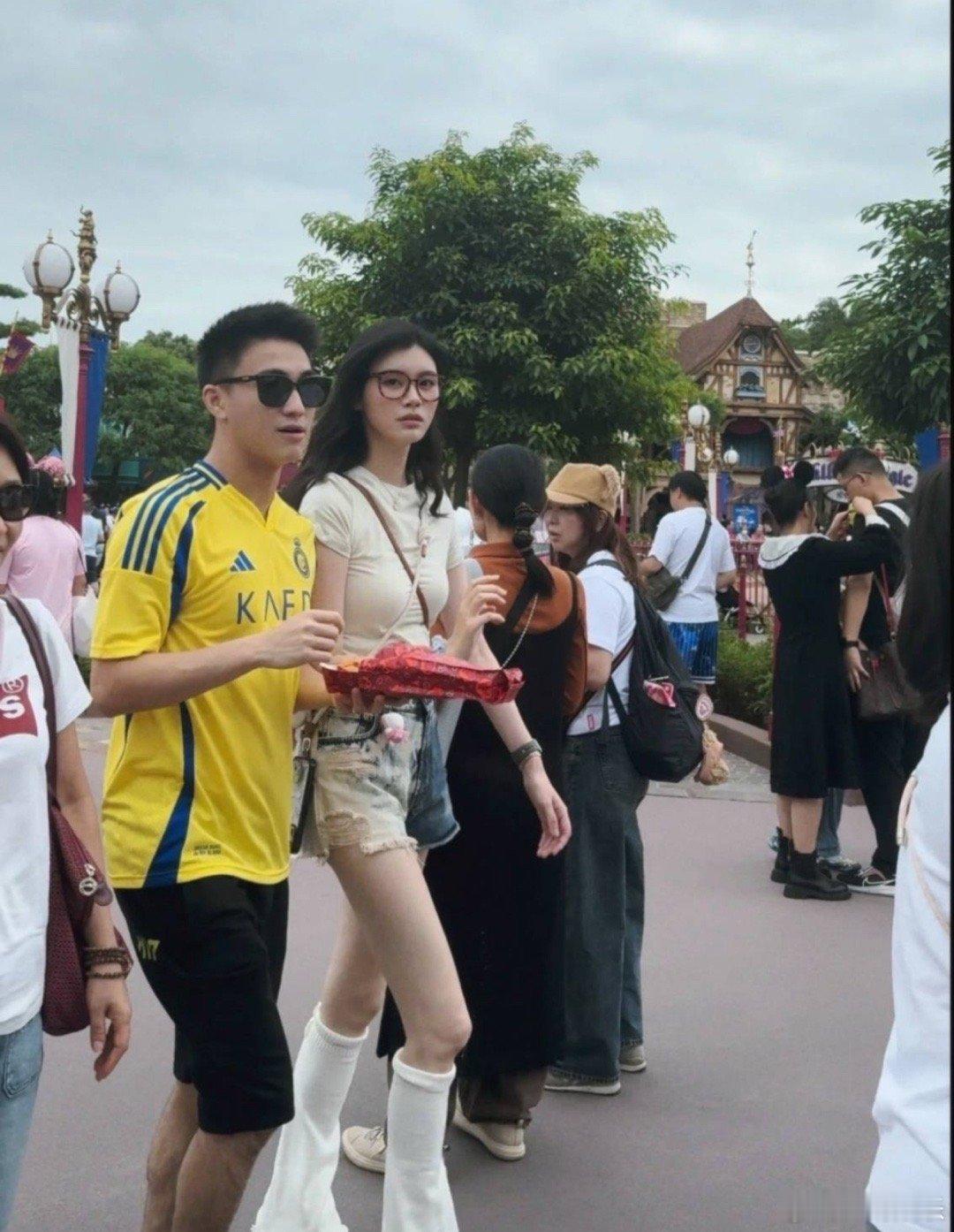 #奚梦瑶3岁女儿腿长#最强大脑和顶高模特在一起的基因是不会错的，她女儿未来也一定