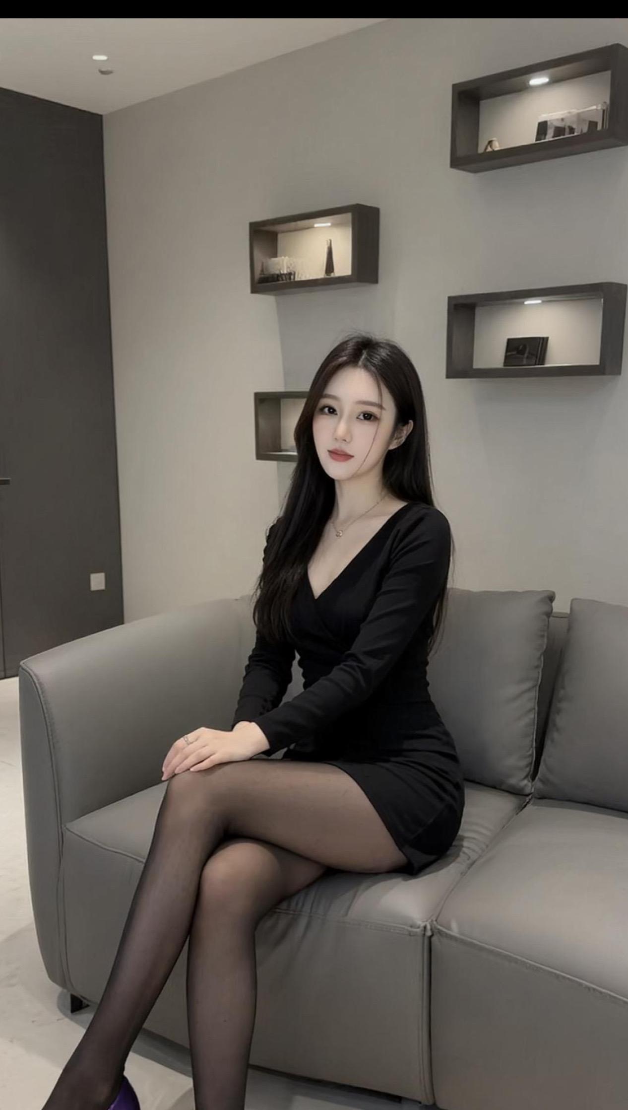 AI黑裙居家照 随变ai随便玩