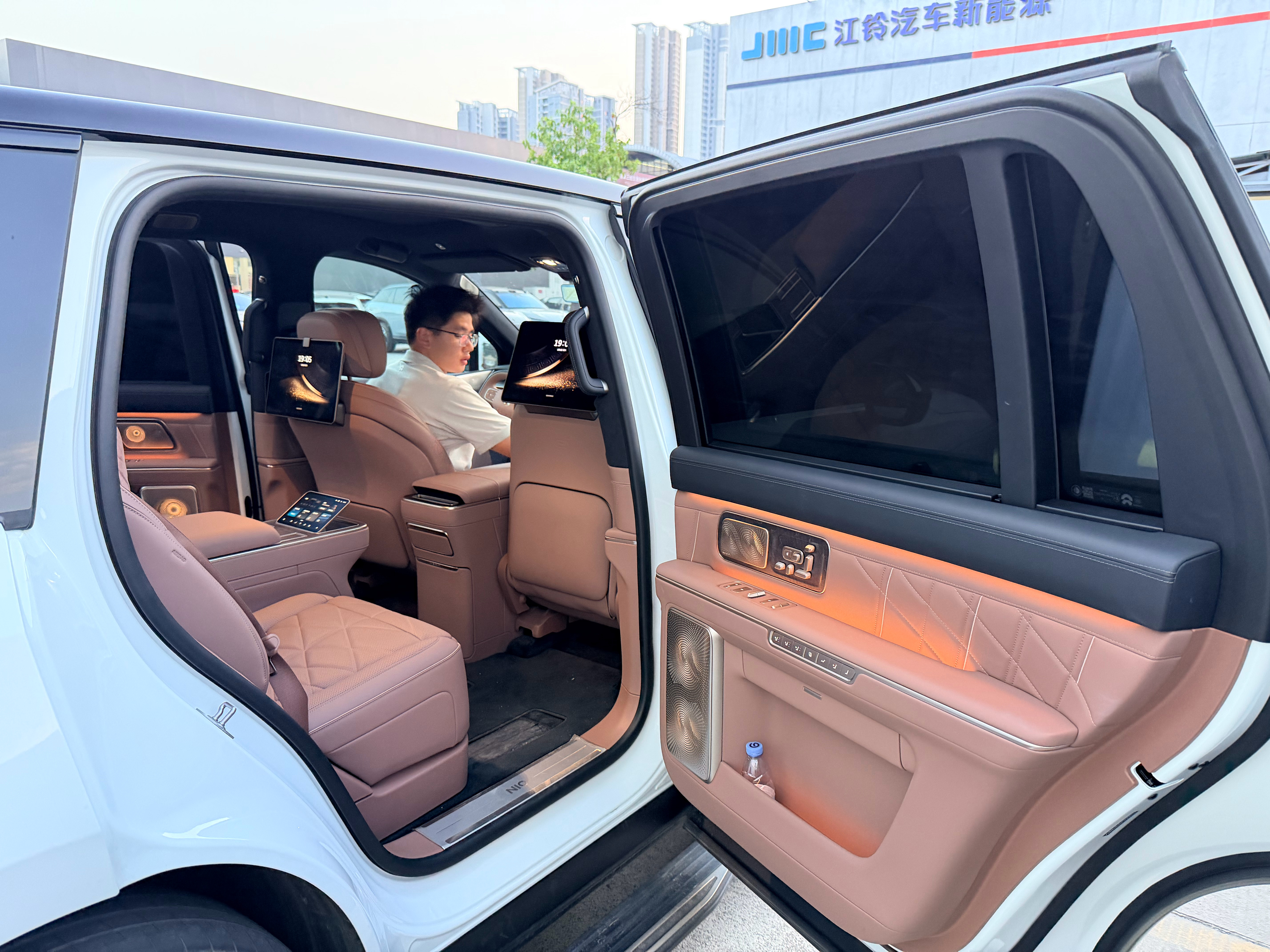 买问界M9之前，都该来试试这台车，就知道，品味虽然不是与生俱来，但是可以后天习得