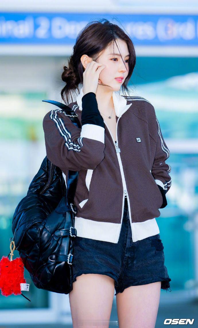 韩素希短裤高筒袜造型韩素希 初恋学姐韩素希也太会拿捏少女感了！短裤加高筒袜的造型