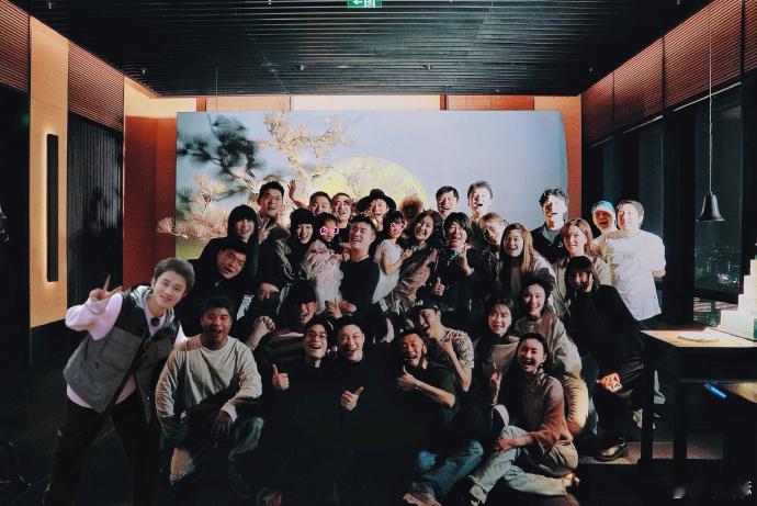 陈赫分享的生日聚会大合照中，邓超鹿晗一同出镜，老友相聚的轻松氛围感染人心，时光沉