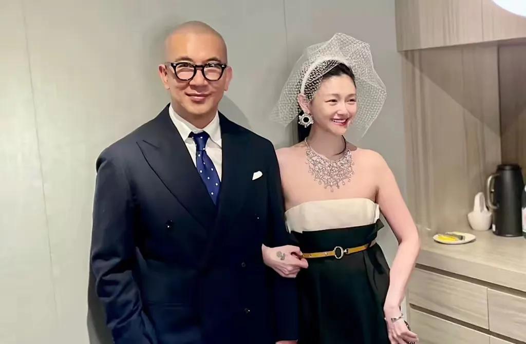 具俊晔自备椅子守着大S墓地，烈日下孤独现身， 近照又黑又瘦。

表演没结束。
还