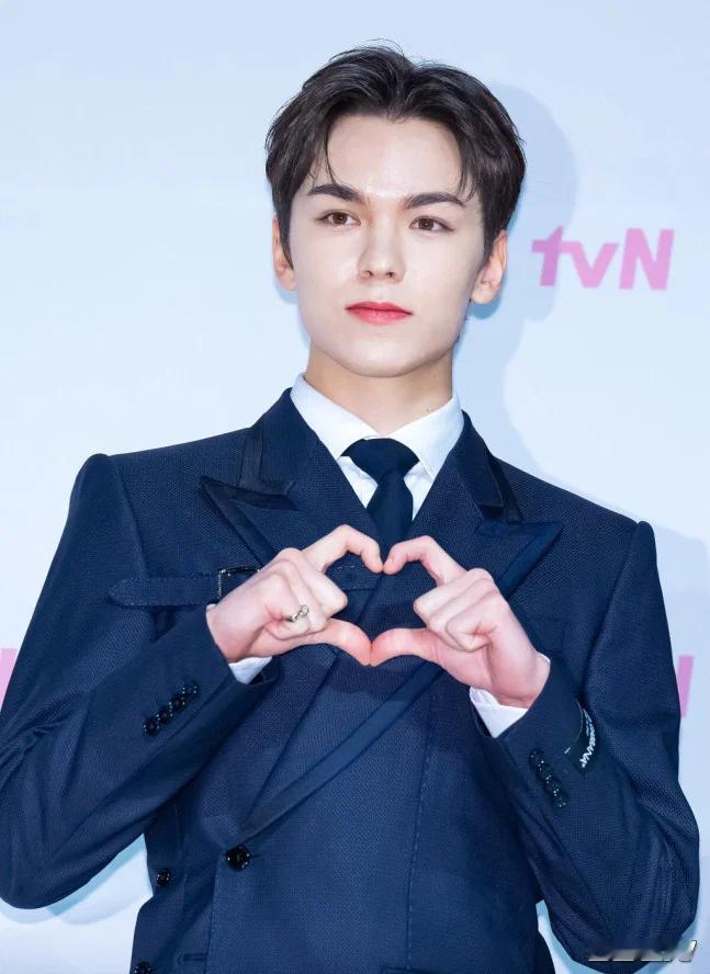SEVENTEEN Vernon将首次出演《环环相扣的老故事》…倾听世纪的爱情故