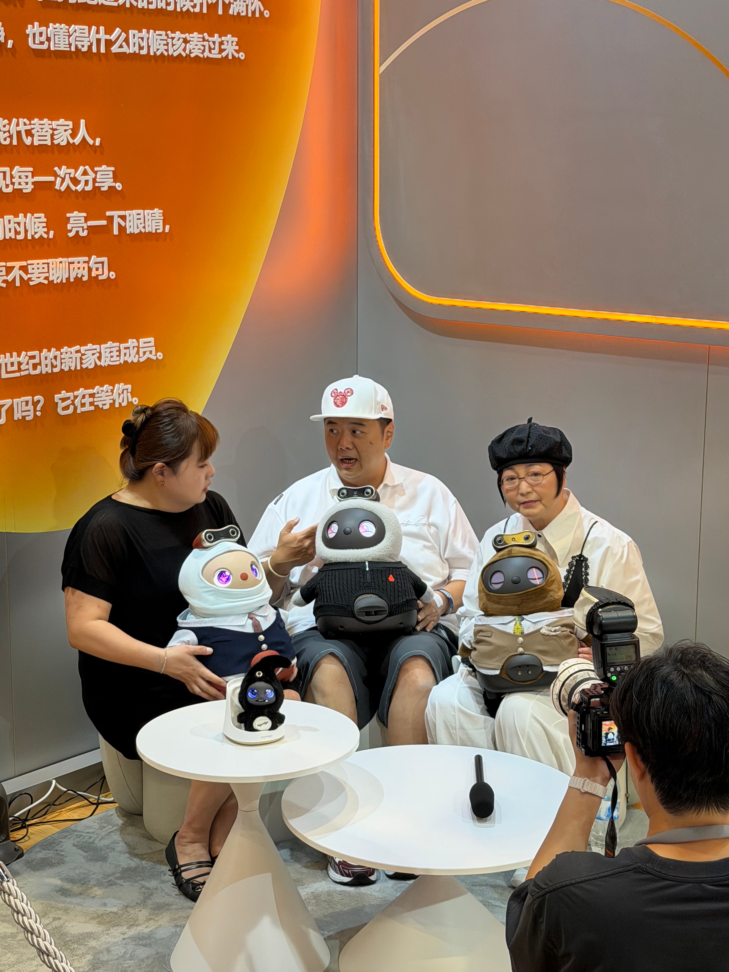 能让林子聪苑琼丹陈嘉佳争着玩的机器人长啥样？其实是最近热门的陪伴型机器人migo