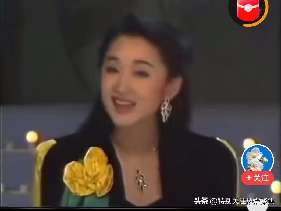 二十岁的杨钰莹。风含情水含笑