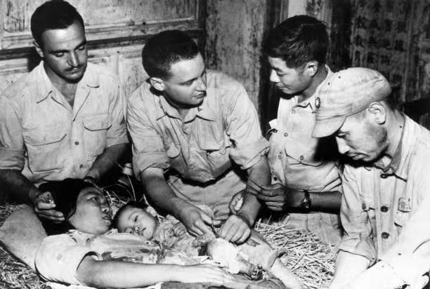 1944年，中国西南地区，美军医疗队正在给当地民众检查病情！
在滇缅战场与怒江流
