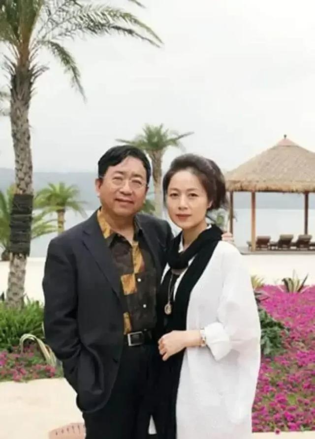 在那个经济大潮涌动的年代，一位妻子从南方打工地赶回家，期待与丈夫的重逢，却在书桌