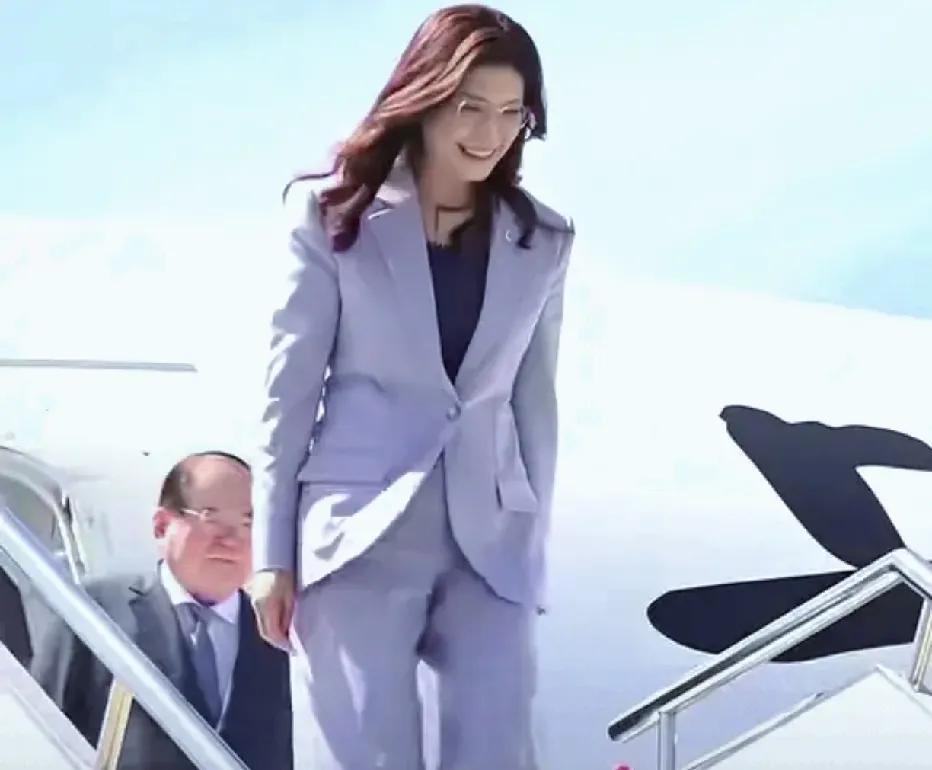 4月8日晚，随团访陆的国民党发言人江怡臻在上海东方明珠塔下拍了张自拍，配文“第一