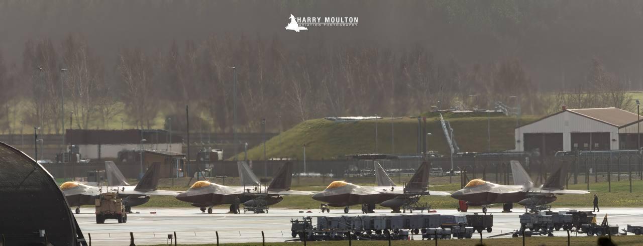 美国空军第一战斗机联队的12架F-22猛禽战斗机从弗吉尼亚州兰利-尤斯蒂斯联合基