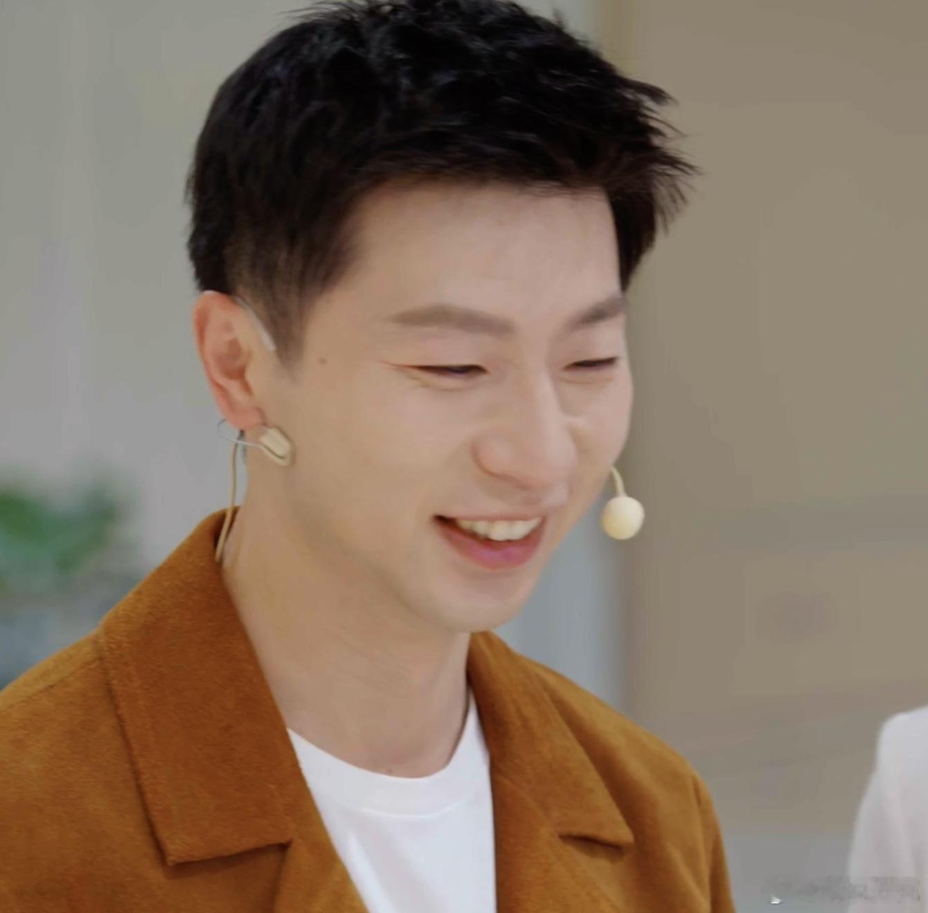 龙队和三折叠最配！正好对应龙队的三次进攻！！马龙说紫色是他的幸运色，紫色的华为M