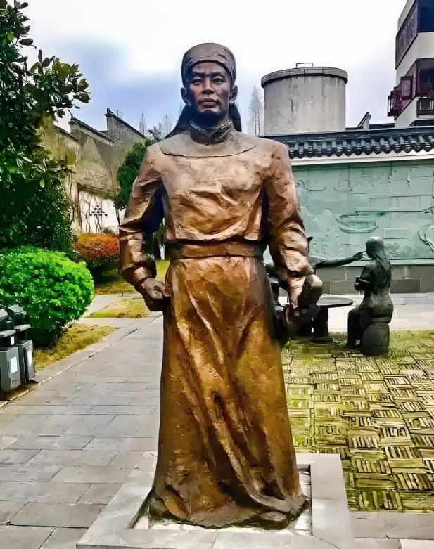 1862年，26岁的英王陈玉成被处死，18岁的妻子担心敌人斩草除根，携子逃亡62