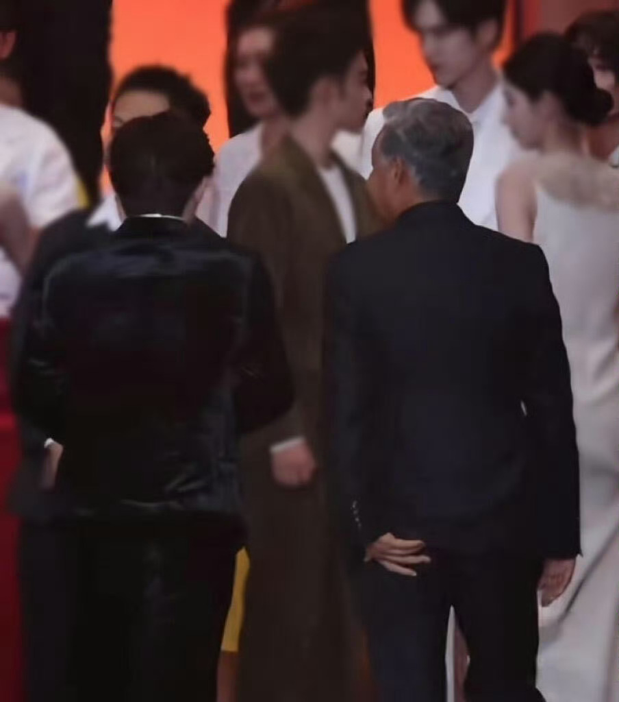 这一幕真的是给我看爽了啊！陈道明和易烊千玺两代康熙同框了啊！这真的是双厨狂喜了啊