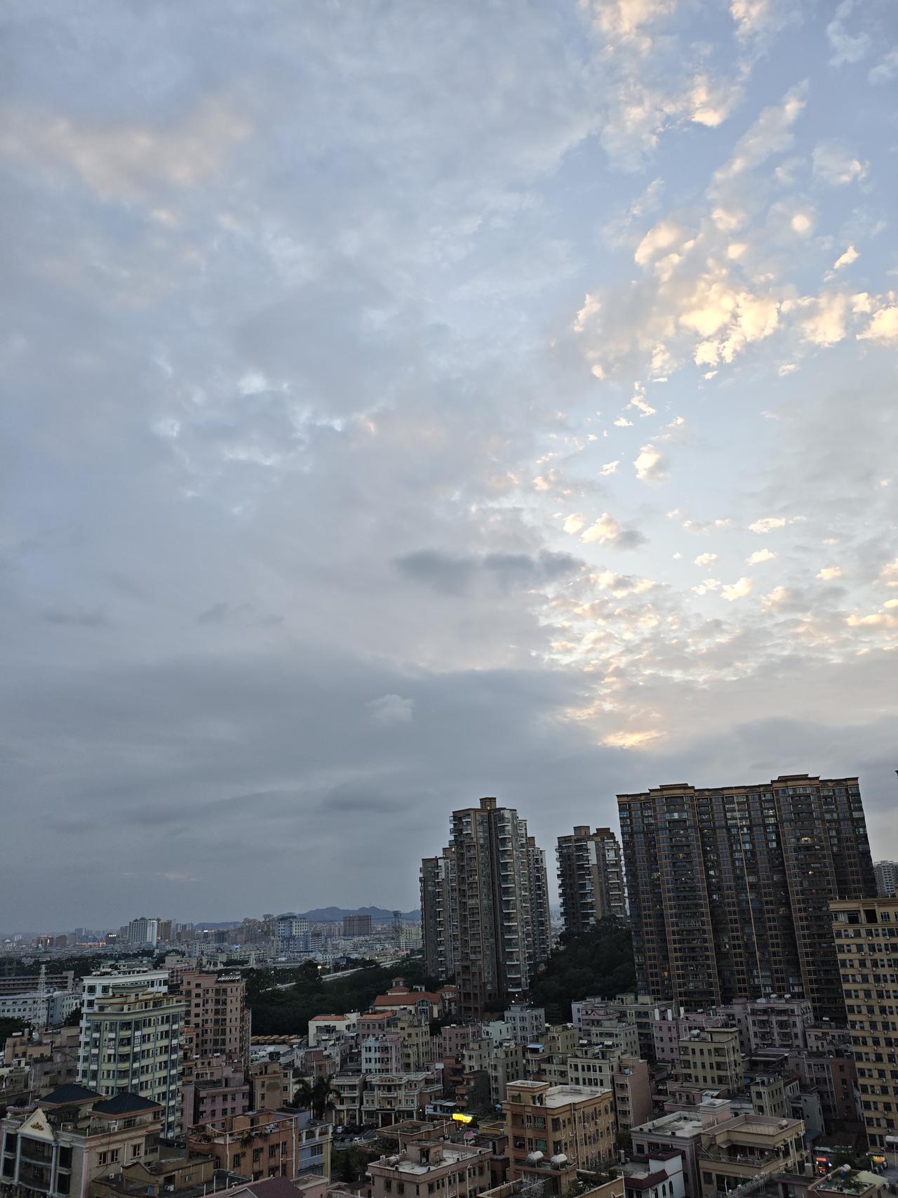 能否分享一下你拍摄的天空下雨天的天空，下午雨停了，天上又有了淡淡的夕阳！