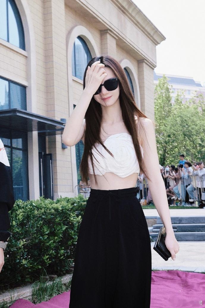 #戚薇白玫瑰吊带##戚薇李承铉情侣墨镜# 戚薇的白玫瑰吊带造型堪称一绝，魅力无限