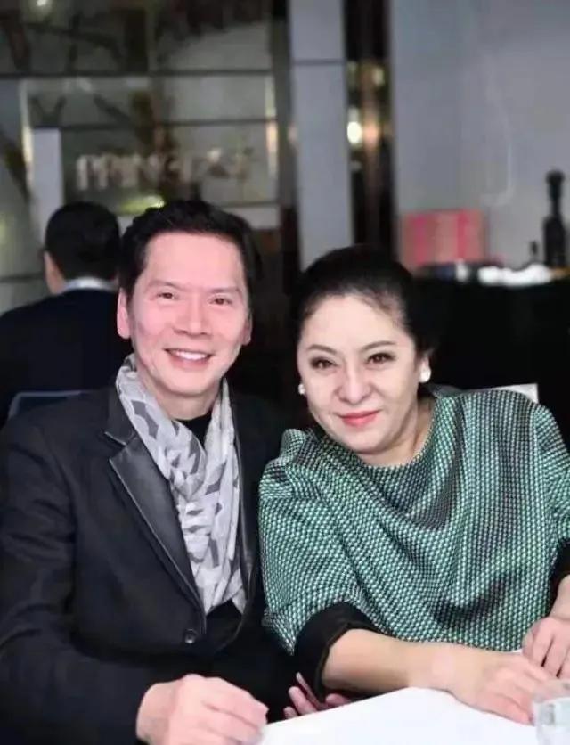 向华强说因为自己的母亲胆小怕事，让他在外面经常受到别人的欺负，所以他找了陈岚这样