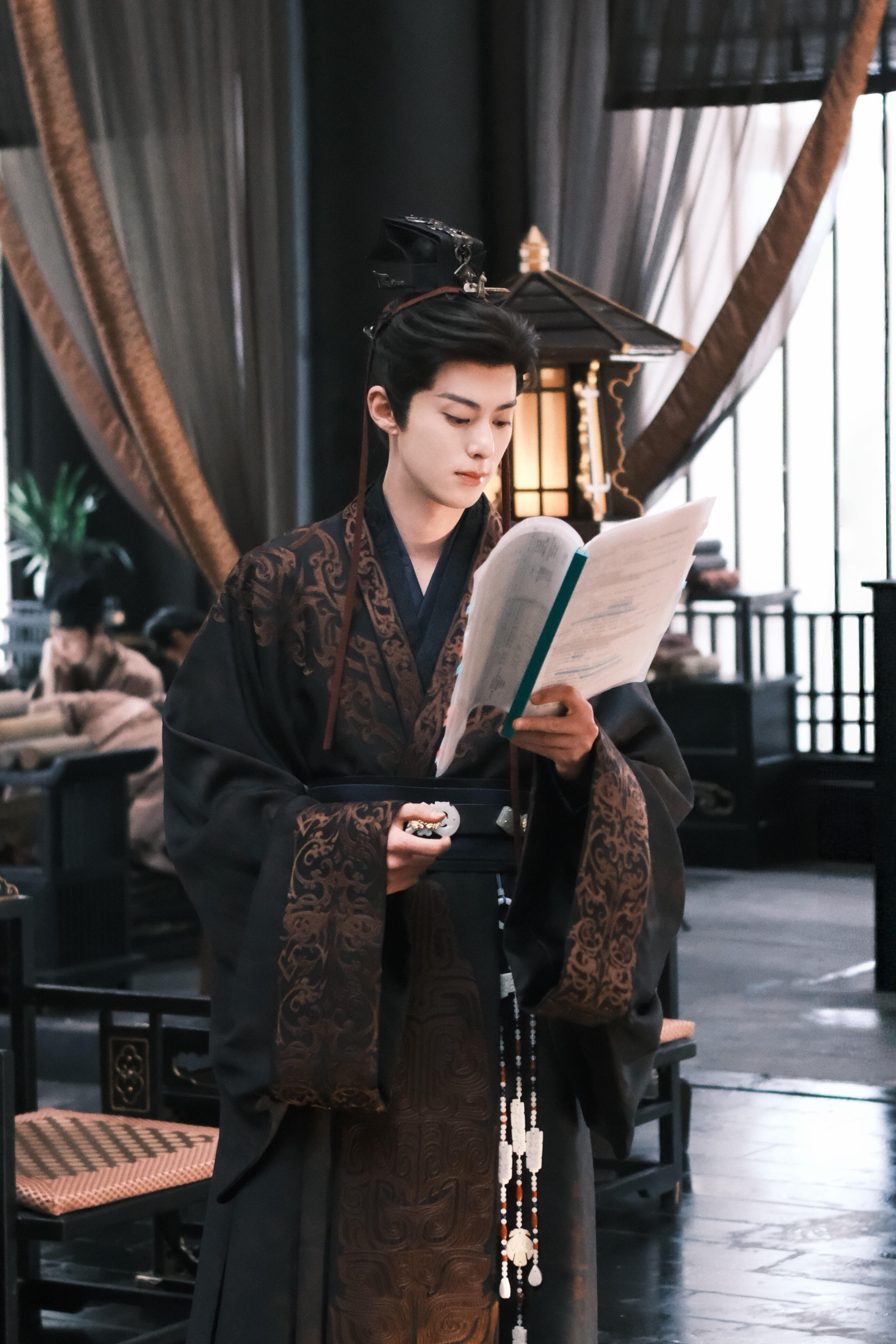 王鹤棣王鹤棣 20260729工作室小红书发布照片六张，今天的物料吃撑了