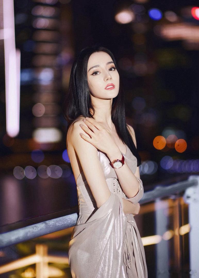 迪丽热巴迪丽热巴真正有含金量的大满贯圆满解锁五大女刊全满贯，整本履历都是实打实正