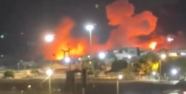 美军7个小时炸弹雨暴打伊朗，伊朗石油城爆发两次大爆炸！美军战机沿着伊朗海岸线，一