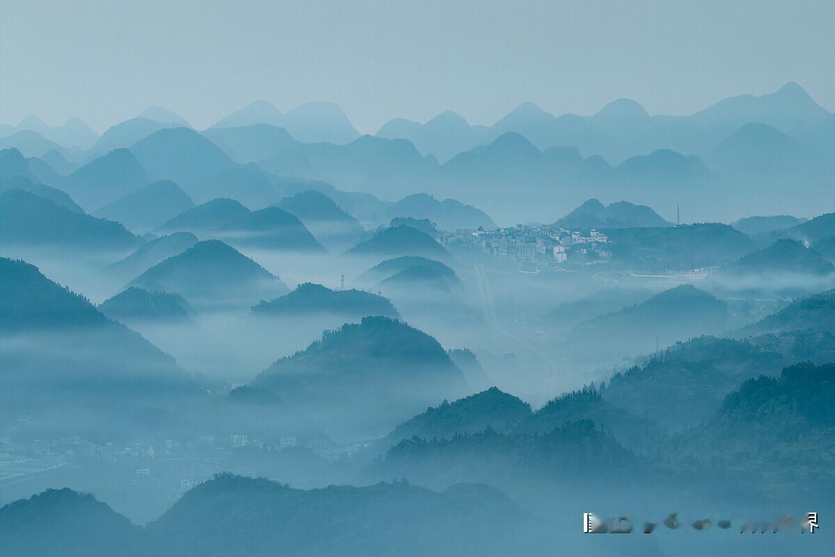 贵州省兴义市，清晨时航拍的照片好像一幅水墨画。我把大疆御3Pro无人机飞到高空后