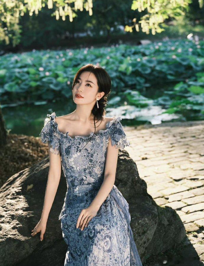 李晟 女人不能这么坐吗李晟那样大大方方地坐着，舒服自在，只要没影响别人，怎么坐都